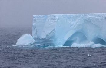 El iceberg m&aacute;s grande del mundo viaja a la deriva hacia el Atl&aacute;ntico Sur