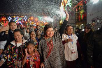 Clara Brugada inaugura Verbena Navide&ntilde;a y alumbrado decorativo en el Z&oacute;calo de CDMX