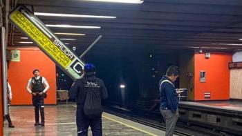 Se desprende letrero en estaci&oacute;n Jamaica de L&iacute;nea 9 del Metro de CDMX