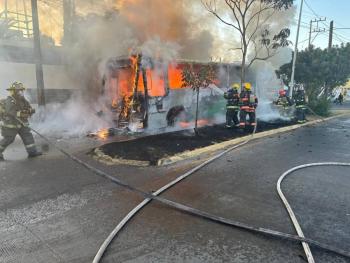 Cami&oacute;n se incendia tras choque de camioneta con transformador en Guadalajara