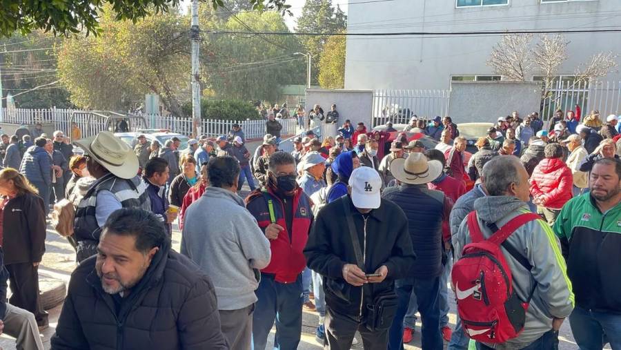 Trabajadores se manifiestan por retención pagos en Ecatepec; protestan vs gobierno saliente