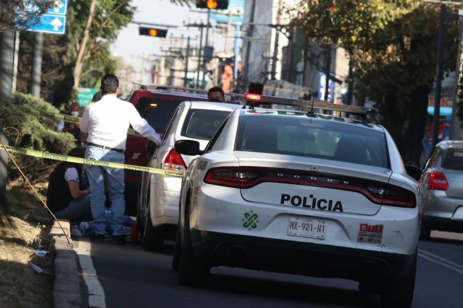 Hombre es hallado sin vida dentro de un vehículo en Jardín Balbuena