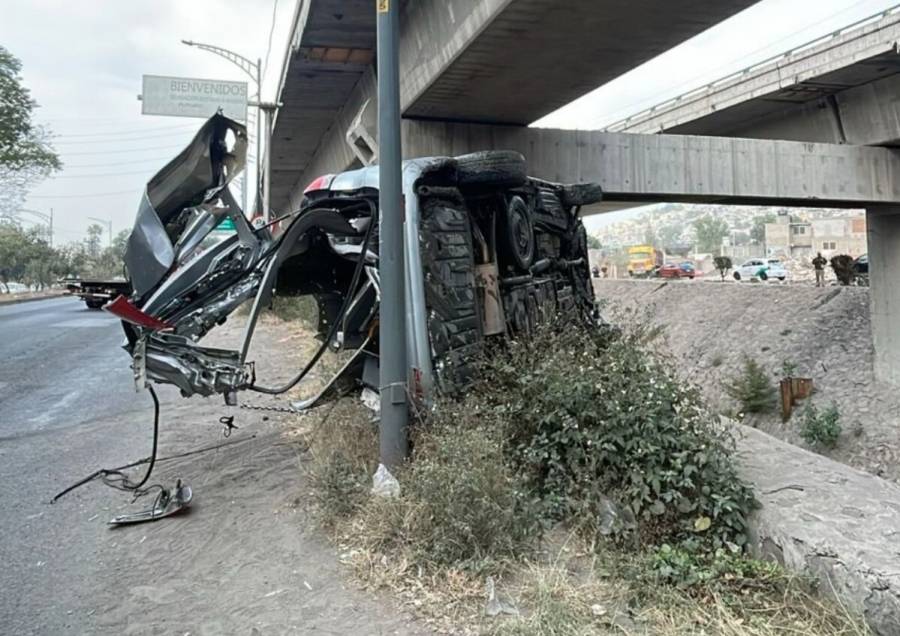 Camioneta cae a canal de aguas negras en Río de los Remedios, al norte de CDMX