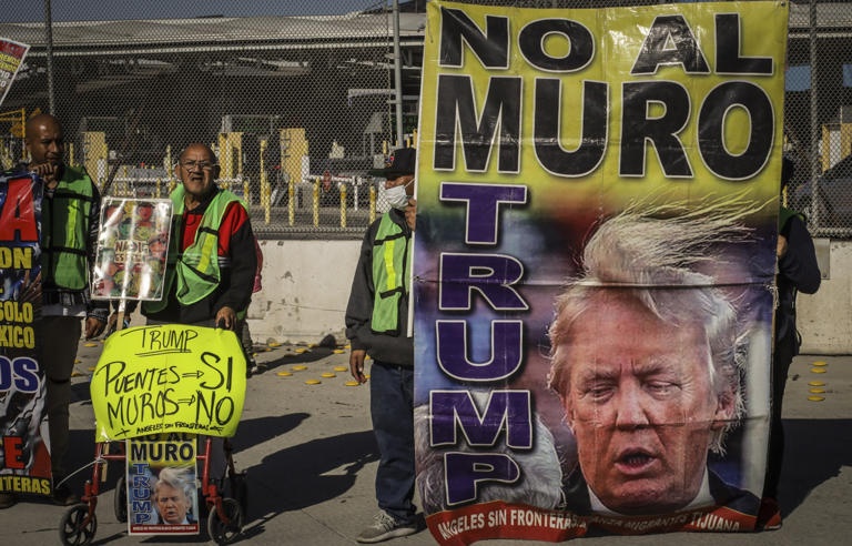 Cientos de migrantes protestan en la frontera norte de México contra amenazas de Trump