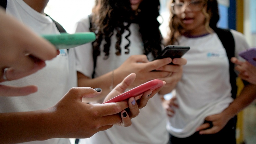 Brasil prohíbe los celulares en las escuelas de primaria y secundaria