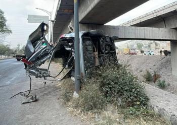 Camioneta cae a canal de aguas negras en R&iacute;o de los Remedios, al norte de CDMX