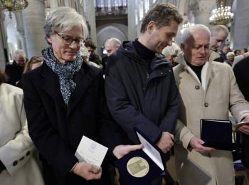 Una artista francesa a carga de los nuevos vitrales de Notre Dame de París