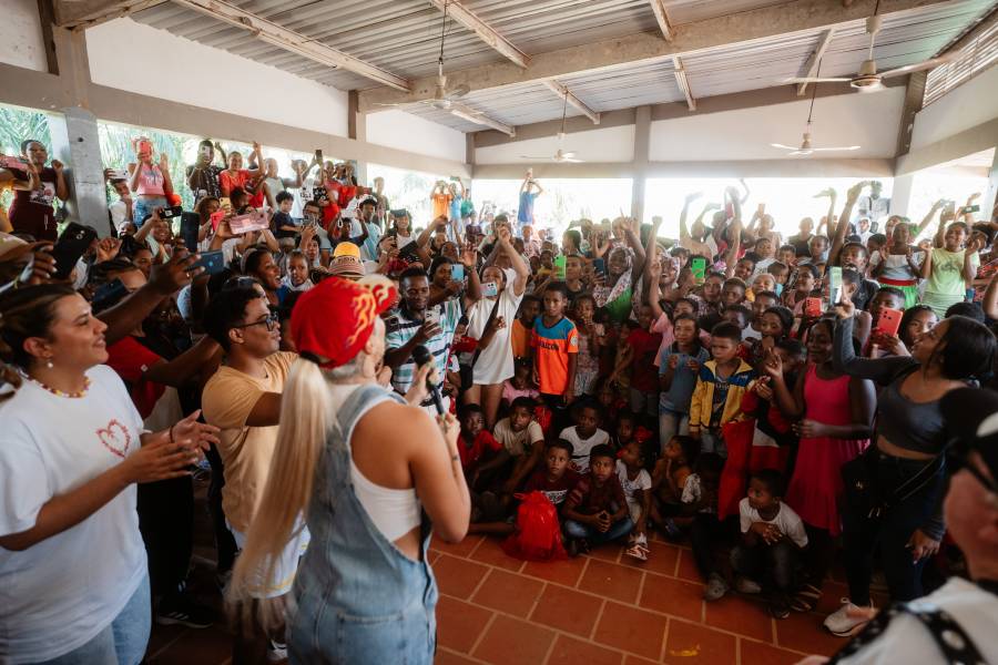 Karol G y Fundación Con Cora celebran la Navidad con amor y generosidad
