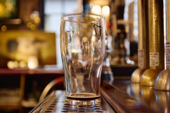 Pubs brit&aacute;nicos racionan la cerveza Guinness debido a escasez
