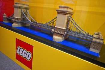 El artista h&uacute;ngaro que asombra con sus megaconstrucciones Lego