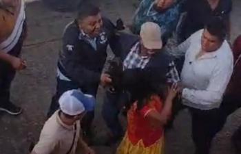 Alcalde de San Pedro Ixtlahuaca, Oaxaca, renuncia al cargo tras ser captado golpeando a una mujer