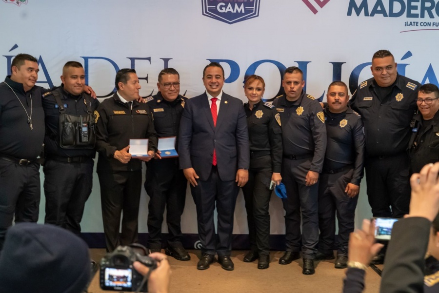 Reconocen a policías destacados en Gustavo A. Madero durante ceremonia encabezada por Janecarlo Lozano