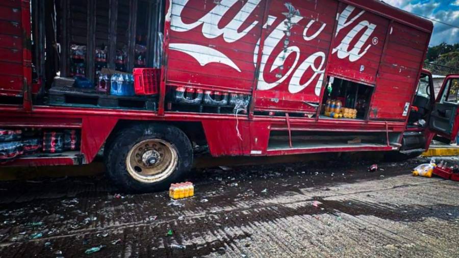 Camión refresquero sin frenos se impacta contra poste en Hidalgo