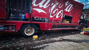 Camión refresquero sin frenos se impacta contra poste en Hidalgo