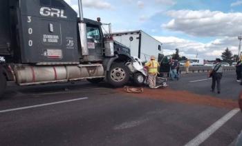 Fatal accidente en la Puebla-Orizaba: circula video de tr&aacute;iler sin frenos que deja dos muertos y tres heridos