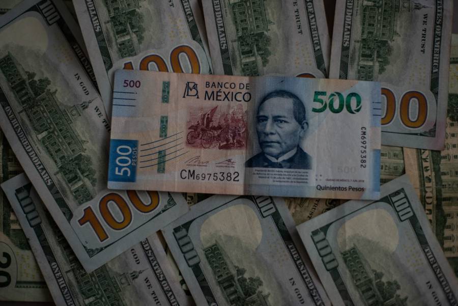 Peso mexicano cierra a la baja frente al dólar por fortalecimiento global del billete verde