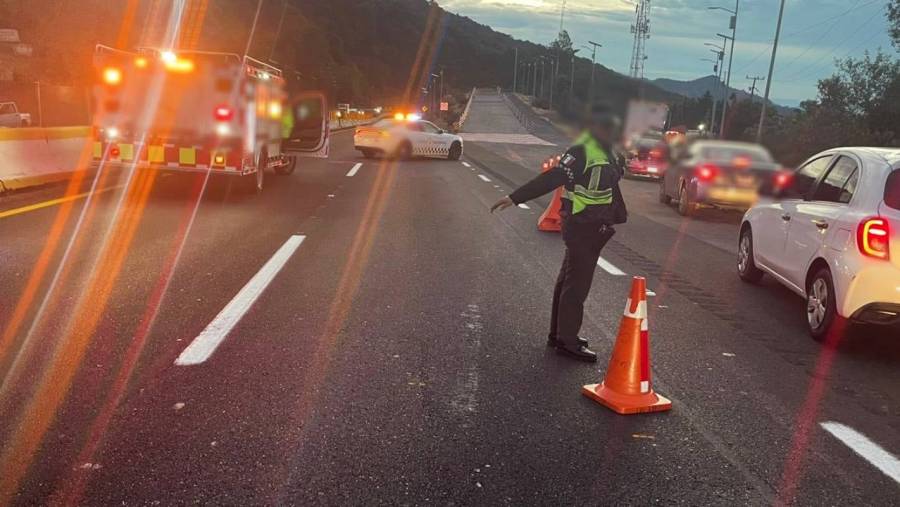 Tráiler volcado con pollos congelados bloquea autopista México-Cuernavaca por más de 6 horas
