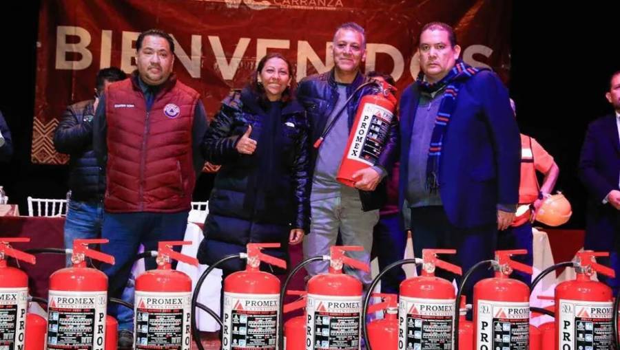 Evelyn Parra refuerza protección civil en mercados de Venustiano Carranza con entrega de extintores