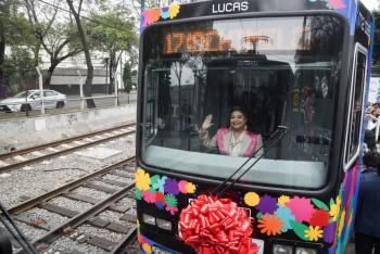 Clara Brugada entrega trenes rehabilitados y anuncia nueva inversi&oacute;n para el Tren Ligero en 2025