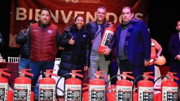 Evelyn Parra refuerza protecci&oacute;n civil en mercados de Venustiano Carranza con entrega de extintores