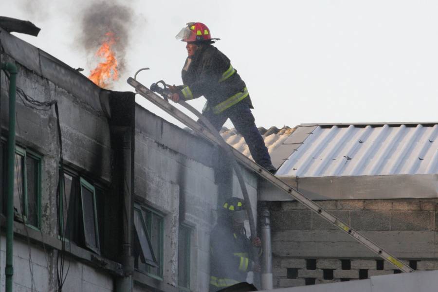 Incendio en la colonia Ramos Millán en Iztacalco provoca movilización de equipos de emergencia