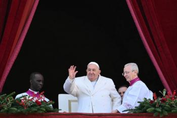El Papa pide que se silencien las armas en su llamamiento navide&ntilde;o