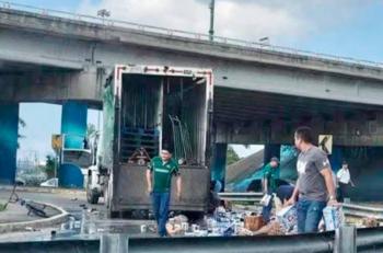Derrame de cerveza en carretera de Tampico genera caos y sorpresa