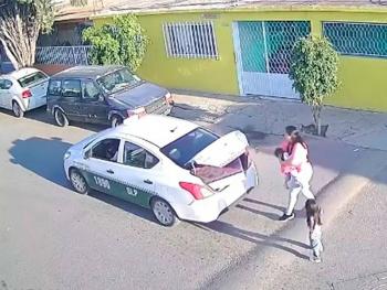 Taxista roba regalos de Navidad en SLP, pero compa&ntilde;eros logran que los devuelva
