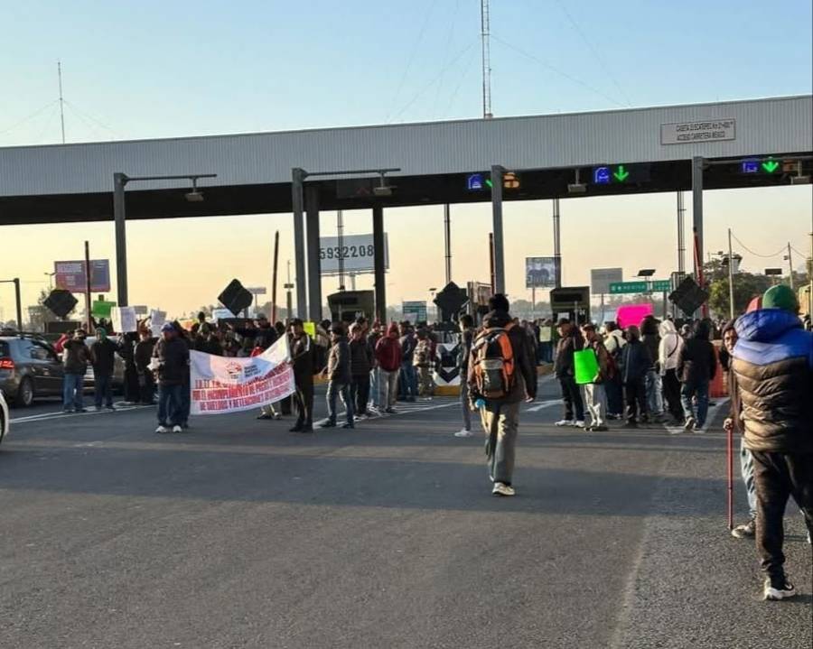 Trabajadores del Ayuntamiento de Ecatepec toman casetas en demanda de prestaciones atrasadas