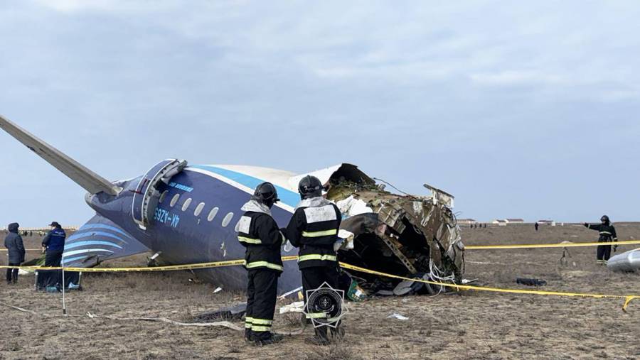 La defensa aérea de Rusia habría impactado el avión que cayó en Kazajistán, según funcionario de EEUU