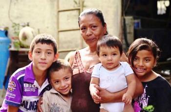 Promueven considerar prioritarios, programas de seguridad social para madres jefas de familia