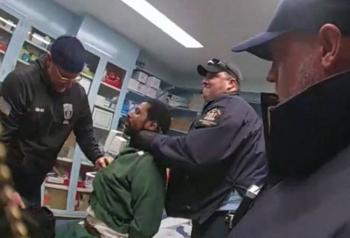 Im&aacute;genes muestran a un preso de Nueva York golpeado por guardias antes de morir