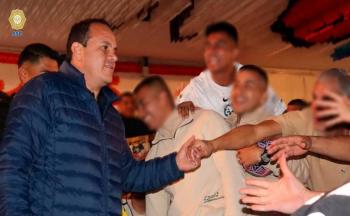 Exfutbolistas llevan motivaci&oacute;n y esperanza a reclusorios de CDMX