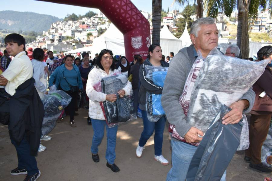 Gobierno de la Ciudad De México entrega cobijas y comidas calientes a 2 mil familias en Magdalena Contreras
