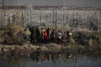 Migrantes heridos de bala al intentar cruzar a EE.UU. desde M&eacute;xico: violencia en la frontera