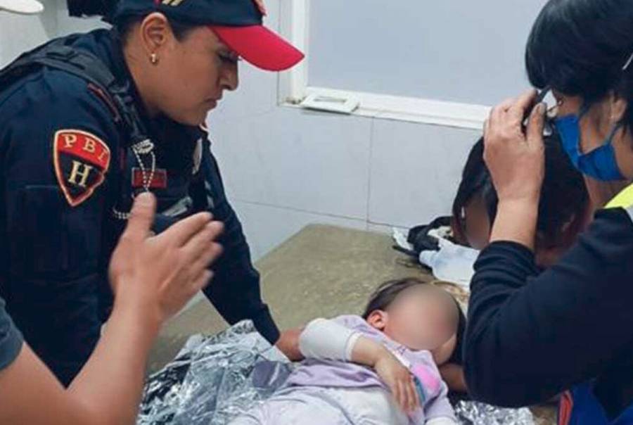 Policía salva a una bebé que se ahogaba en el Metro Merced