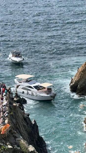 Yate se hunde en La Quebrada, Acapulco, tras chocar contra un risco