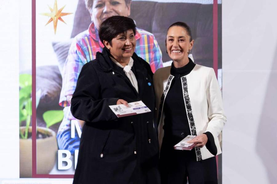 Entrega Sheinbaum tarjetas de Mujeres con Bienestar, en mañanera