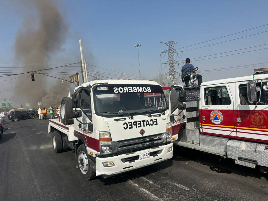 Bomberos de Ecatepec sofocan incendio en lumbrera del r&iacute;o de Los Remedios