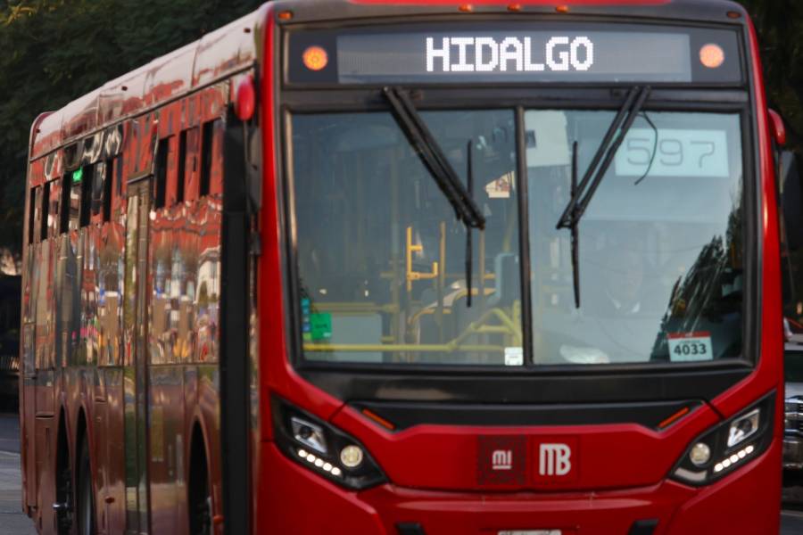 Metrobús atropella a peatón en Eje Central; lesiones no graves reportadas