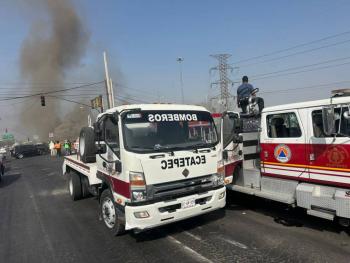Bomberos de Ecatepec sofocan incendio en lumbrera del r&iacute;o de Los Remedios
