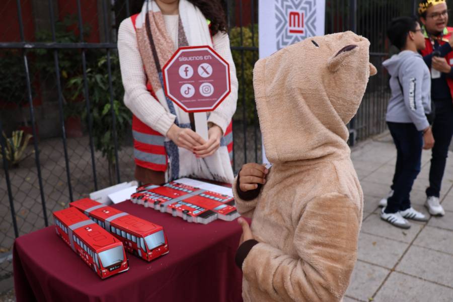 Metrobús entrega autobuses armables a niñas y niños por el Día de Reyes