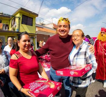 Janecarlo Lozano reparte 10 mil roscas de Reyes a vecinos de la GAM