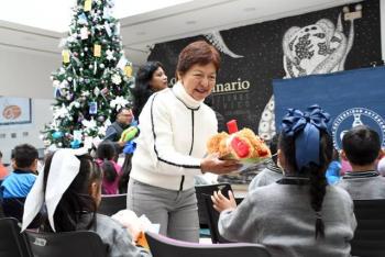 Para fomentar la imaginaci&oacute;n entrega Lilia Cedillo libros y peluches a ni&ntilde;os y ni&ntilde;as