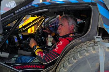 Carlos Sainz, vigente campe&oacute;n, abandona el Dakar 2025
