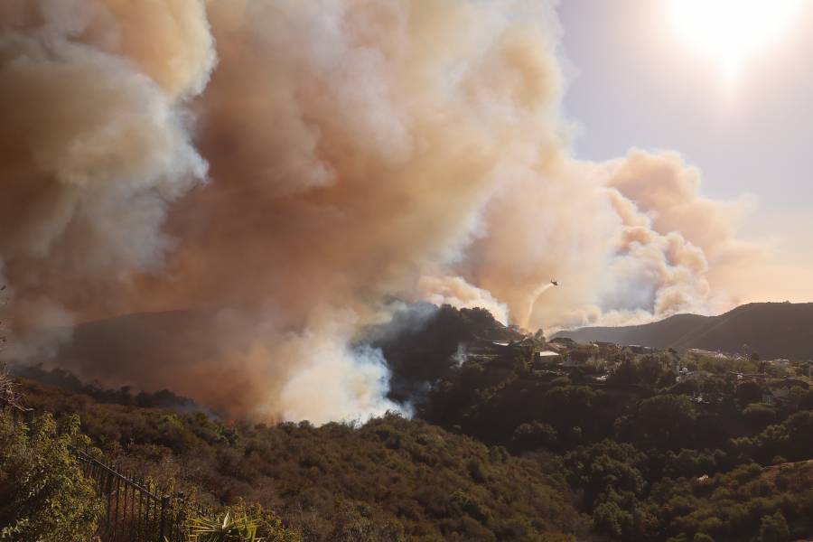 Incendio forestal desata p&aacute;nico y evacuaciones en un suburbio de Los &Aacute;ngeles
