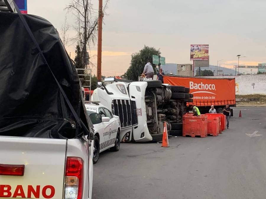 Vecinos de Ecatepec aprovechan volcadura de tráiler para llevarse pollo congelado