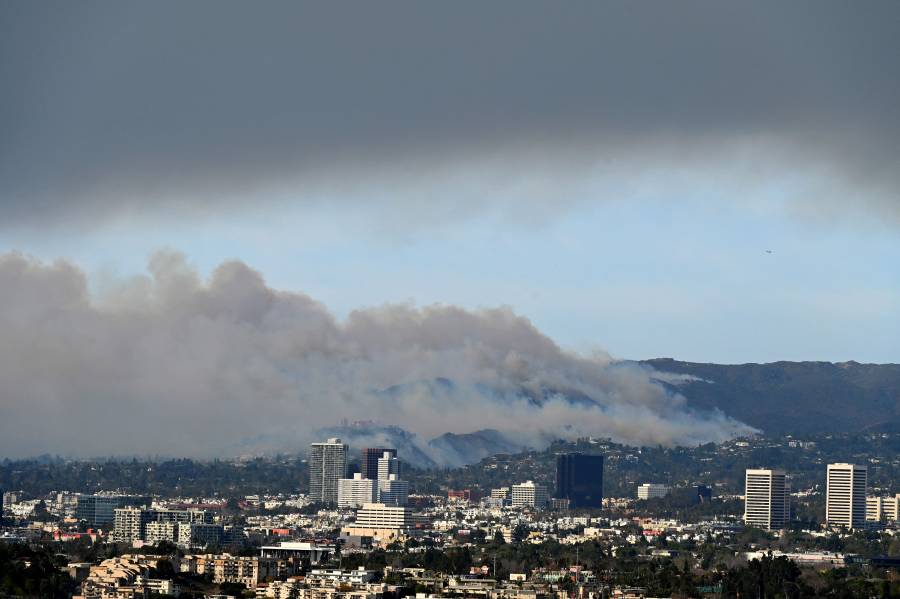 Miles de evacuados por voraces incendios en las afueras de Los Ángeles
