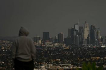 Los residentes desplazados de Los &Aacute;ngeles en estado de shock por la magnitud de la destrucci&oacute;n causada por el incendio