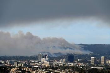 Miles de evacuados por voraces incendios en las afueras de Los &Aacute;ngeles